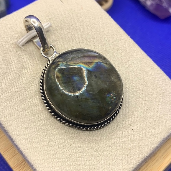 Bright Rainbow Flash Round Labradorite Pendant! .925 Sterling Silver Plated - Picture 8 of 10